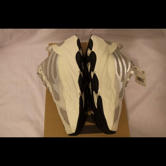Yeezy 700 statics - Picture 2 of 7